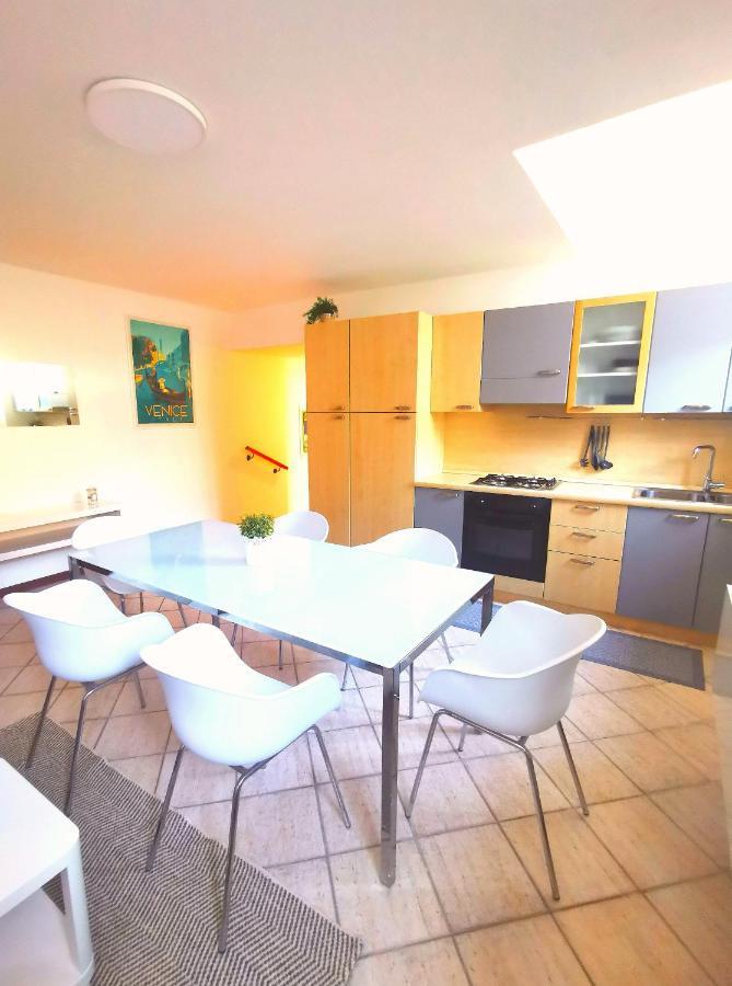 Old Town Apartment With Terrace - Live Love Lake Peschiera del Garda Exteriör bild
