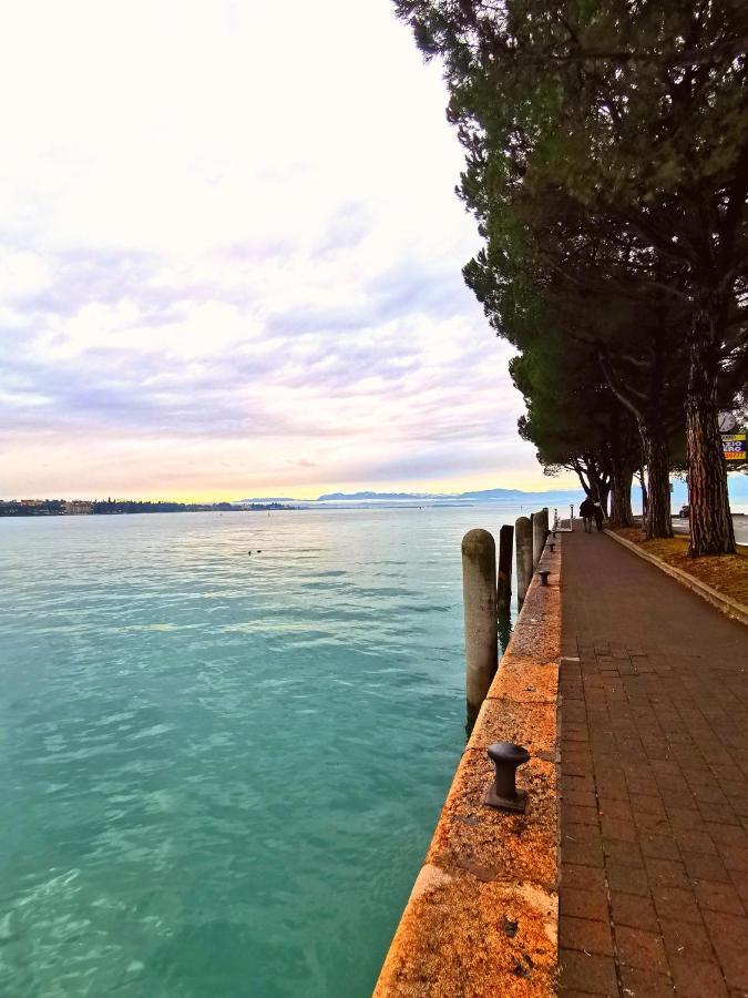 Old Town Apartment With Terrace - Live Love Lake Peschiera del Garda Exteriör bild