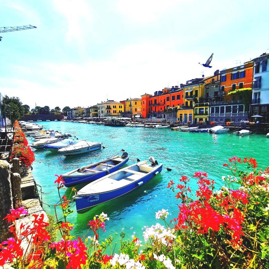 Old Town Apartment With Terrace - Live Love Lake Peschiera del Garda Exteriör bild